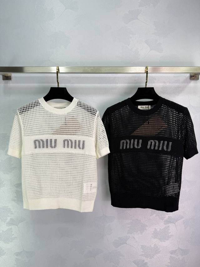 Miu* 2025春夏新款镂空针织短袖，黑白两色可选 字母Logo设计 圆领工字款 面料舒适透气 。Sml 。