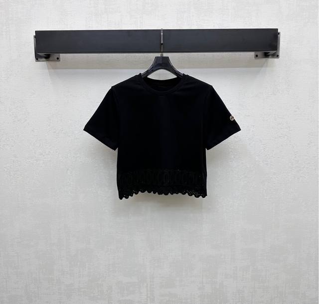 Louis Vuitto*2025新品上架 拼接绣花短款 定制Yb进口丝光全棉材质 透气舒适 质感十足 大身通体素色配合衣摆拼接绣花徽标元素 彰显品牌调性 镂空