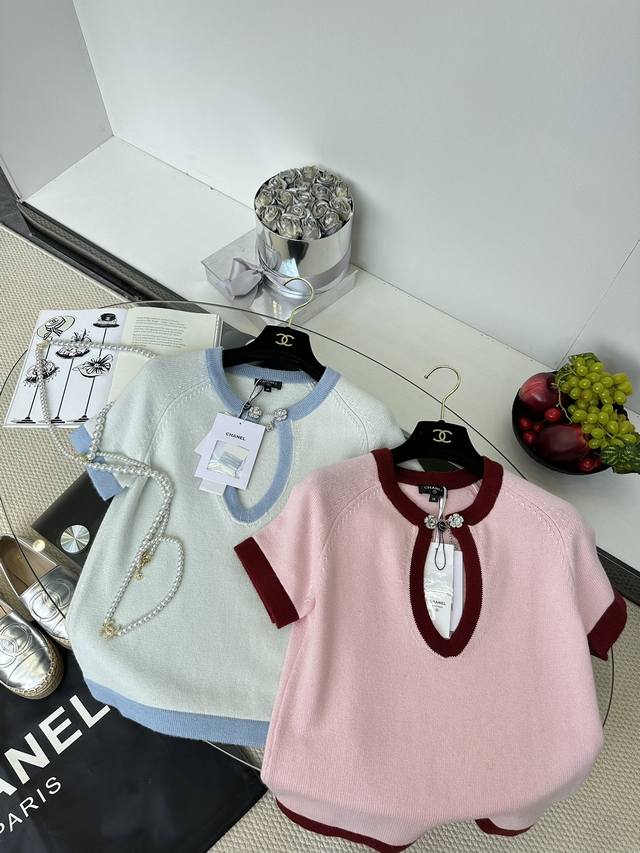 25 小香秋季新品 真的美到失语 温柔的色系和羊绒材质结合在一起 软糯又舒适 巧妙的撞色设计 色彩上面层次分明 又很是高级1 Size S M L