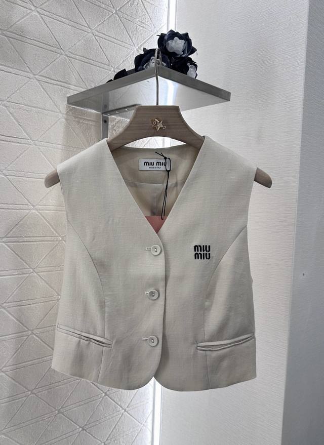 Miumi*2025新品上架 马甲阔腿直筒长裤套装 定制Yb亚麻棉材质 质感柔软亲肤 垂感更强 品相高级 V领西装马甲高腰直筒阔腿长裤 马甲背后系扣调节收窄 凸