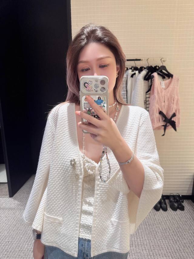 Chane* 25P早春新款 浮雕纹针织勾扣小开衫丨独家Yb开发！高版出品！水钻山茶花胸针缀饰精致奢华 气质白富美必入神器！V领经典H版型超显瘦！A袖开叉设计气