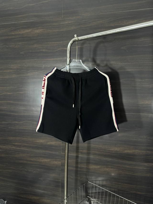款号：He264 Gucci-古驰侧边字母织带抽绳短裤 面料采用320克手感棉复合料子，手感舒适柔软，上身舒适透气，腰部采用束腰松紧带，不紧绷，不变形，侧边缝合