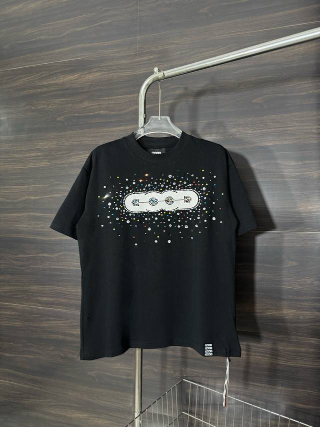 款号：He233 Goodbrand-胸前彩钻圆领短袖T恤 面料采用280克双股双纱纯棉面料，手感舒适柔软，上身舒适透气，领口采用同缸同色罗纹，不紧绷，不变形，
