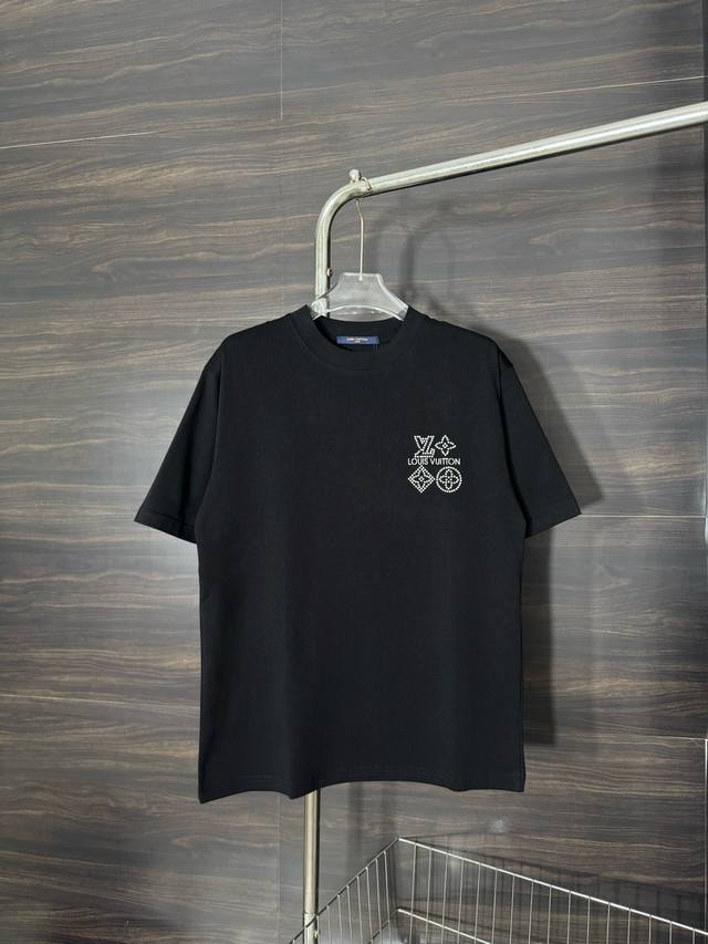 款号：He255 Louis Vuitton-Lv前后立体硅胶烫珠圆领短袖 面料采用280克双股双纱纯棉面料，手感舒适柔软，上身舒适透气，领口采用同缸同色罗纹，