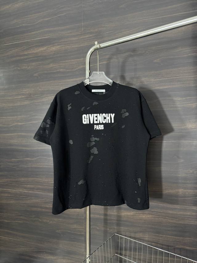 款号：He250 Givenchy-纪梵希破洞胸前字母圆领短袖 面料采用240克双股双纱纯棉面料+复合面料，手感舒适柔软，上身舒适透气，领口采用同缸同色罗纹，不