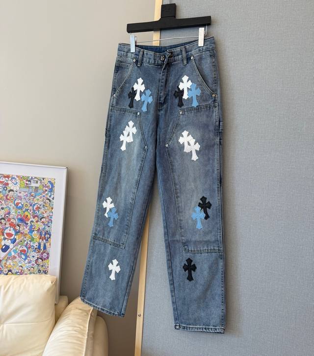款号：D328 Chrome Hearts 克罗心浅直筒伐木工装裤 重磅的帆布材质、膝盖的双层布料、多个小口袋的设计，这就是伐木工裤最具辨识度的特征。该裤型最早