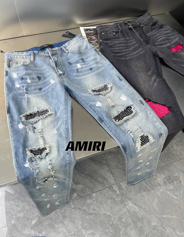 重工版本 货号：A02 款式：Amiri Mx1 白钻泼墨烫钻高街牛仔裤修身弹力水洗刀割破洞长裤 水洗大厂出品 正面 背面 裤脚猫须玩美落色 满满的高级感 膝盖