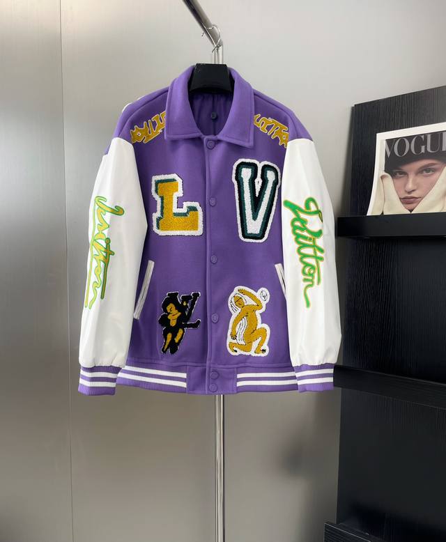 款号：D156 路易威登Louis Vuitton Lv Fw22秋冬单品 老花拼接皮袖毛巾绣棒球服毛呢夹克外套 原版纽扣开模定制 贴布绣对色对位 最为关键的是