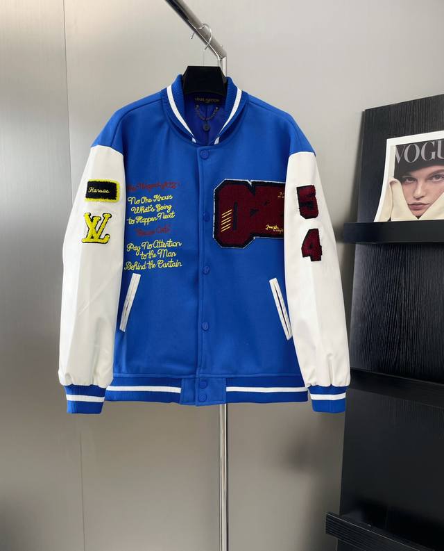 款号：D154 路易威登Louis Vuitton Lv Fw22秋冬单品 老花拼接皮袖毛巾绣棒球服毛呢夹克外套 原版纽扣开模定制 贴布绣对色对位 最为关键的是