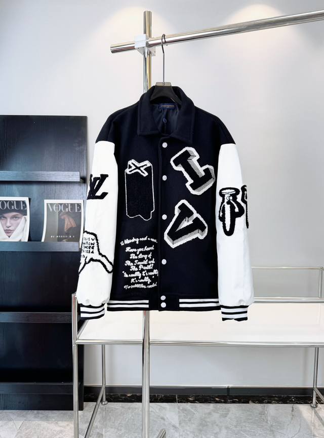 款号：D150 路易威登Louis Vuitton Lv Fw22秋冬单品 老花拼接皮袖毛巾绣棒球服毛呢夹克外套 原版纽扣开模定制 贴布绣对色对位 还有最为关键