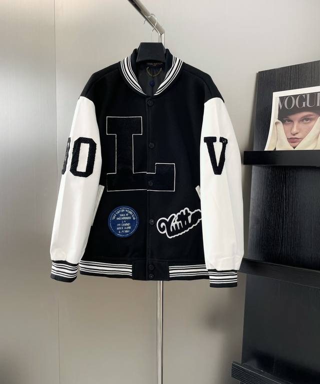 款号：D158 路易威登Louis Vuitton Lv Fw22秋冬单品 老花拼接皮袖毛巾绣棒球服毛呢夹克外套 原版纽扣开模定制 贴布绣对色对位 最为关键的是