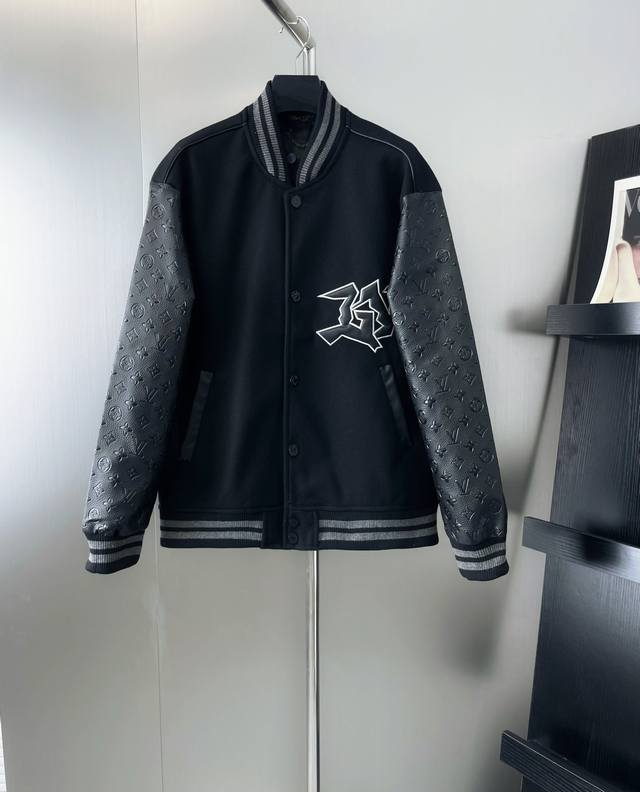 款号：D157 路易威登Louis Vuitton Lv Fw22秋冬单品 老花拼接皮袖毛巾绣棒球服毛呢夹克外套 原版纽扣开模定制 贴布绣对色对位 最为关键的是