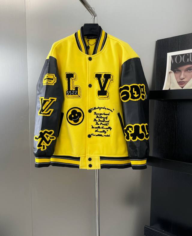 款号：D153 路易威登Louis Vuitton Lv Fw22秋冬单品 老花拼接皮袖毛巾绣棒球服毛呢夹克外套 原版纽扣开模定制 贴布绣对色对位 最为关键的是