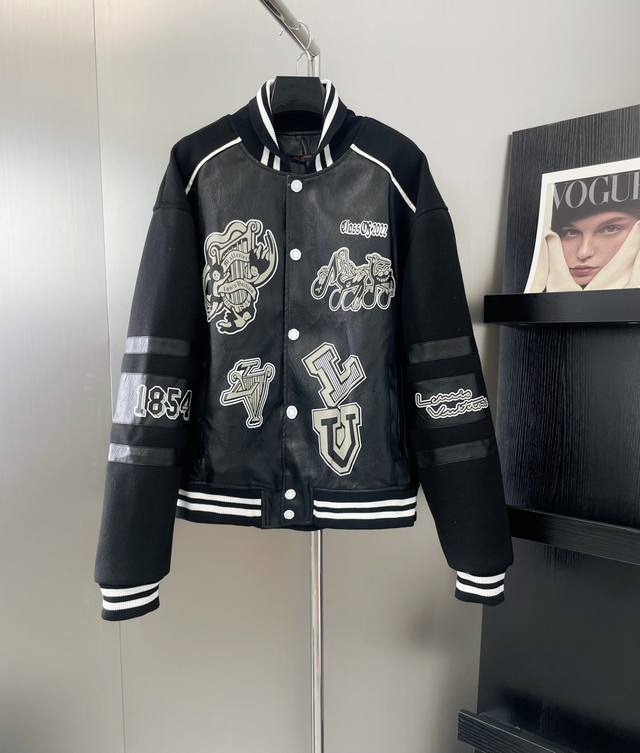 款号：D151 路易威登Louis Vuitton Lv Fw22秋冬单品 老花拼接皮袖毛巾绣棒球服毛呢夹克外套 原版纽扣开模定制 贴布绣对色对位 最为关键的是