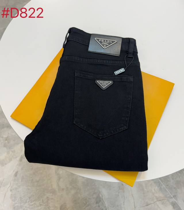 高端品质 货号：D22 款式：Prada普拉达经典小黑裤 修身剪裁 面料带弹力 重洗水 颜色超正 正版五金开模，外贸标配 正品Ykk拉链 小牛皮材质皮牌，外贸工
