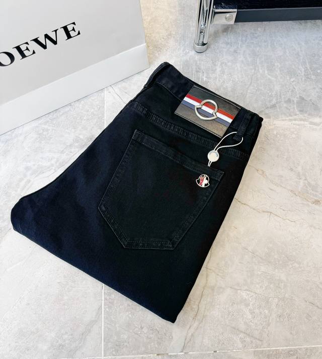 款号:D184 25款Moncler 蒙口牛仔裤 修身剪裁 面料带弹力 环保水洗 柔软舒适 后袋雪花刺绣Prada Logo配色绝佳！ 正版五金开模 外贸标配