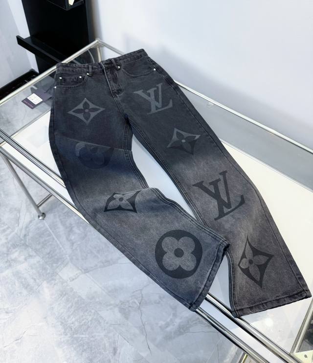 款号：D132 Louis Vuitton & 路易威登 Lv大字母Logo渐变黑灰牛仔裤 采用了独特的工艺，将北极光如梦似幻的色彩完美演绎