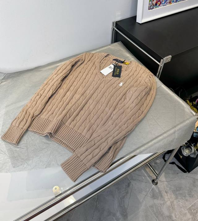 款号：L04 卡其 Ralph Lauren 拉夫劳伦Rl胸前经典战马Logo刺绣绞花纹麻花纽绳V领针织毛衣 男女同款 9色 颜色：米色 藏青 黑色 小鸡黄 天