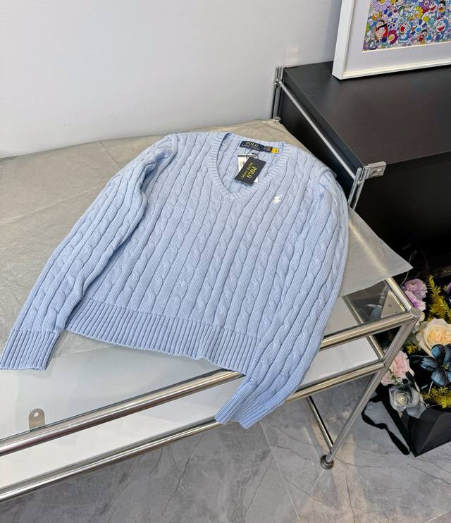 款号：L04 天蓝 Ralph Lauren 拉夫劳伦Rl胸前经典战马Logo刺绣绞花纹麻花纽绳V领针织毛衣 男女同款 9色 颜色：米色 藏青 黑色 小鸡黄 天