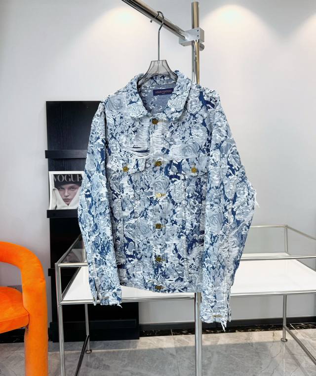 款号：D99 Louis Vuitton 路易威登Lv花卉牛仔外套雪花提花翻领牛仔外套 流苏款 毛线剪开内藏有暗花Logo 区别错版通货 1 1 原 50,60