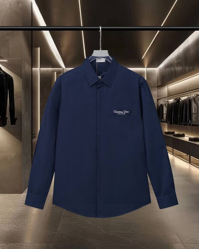 Dior 迪奥 爆款来袭 简约百搭款口袋字母Logo标语刺绣长袖衬衫 2025Ss官网新款长袖 衬衫 衬衣，精美刺绣Logo 高端版本，专柜定制面料 透气舒适度