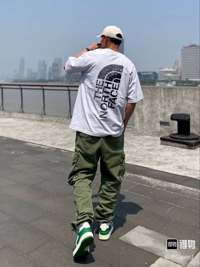 231#The North Face北面高品质短袖，260克双纱面料，现货可报，宽松版型，最大穿到220斤都行，码数Mlxlxxl，颜色：黑色，白色