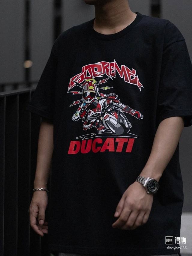 8020款Supreme X Ducati 联名款 Ss24 Week16 Bike Tee 摩托车印花图案短袖T恤 男女同款 码数Smlxl 黑色白色