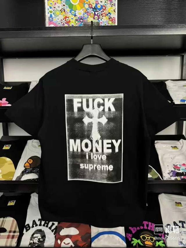 8015款Supreme Fw24 Week1 Money Tee 背面字母十字架印花棉质短袖T恤 男女同款 码数Smlxl 黑色白色