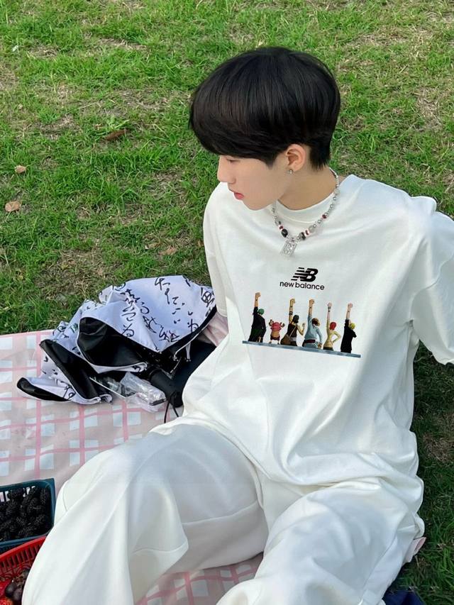 A336# 新百伦Nb联名款专柜同步海贼王草帽伙伴举手情侣印花短袖 采用240克定制精梳纯棉，领口定制螺纹不变形，三针五线做工，领口包包边条，肩膀处内里带压条，