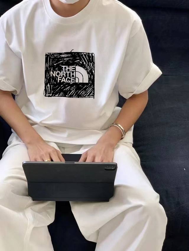 207# Tnf北面联名款专柜同步基础Logo字母情侣款男女同款印花短袖 采用230克定制精梳纯棉，三针五线做工，领口定制螺纹不变形，领口包包边条，肩膀处内里带