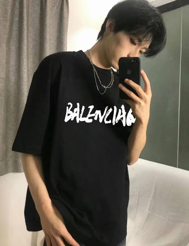 款号A326# Balenciaga 巴黎世家毛笔书画圆领短袖半袖T恤 面料采用230克精梳纯面料 双线二本针压线 久洗不变形 原版定制三标 高端进口印花 随意