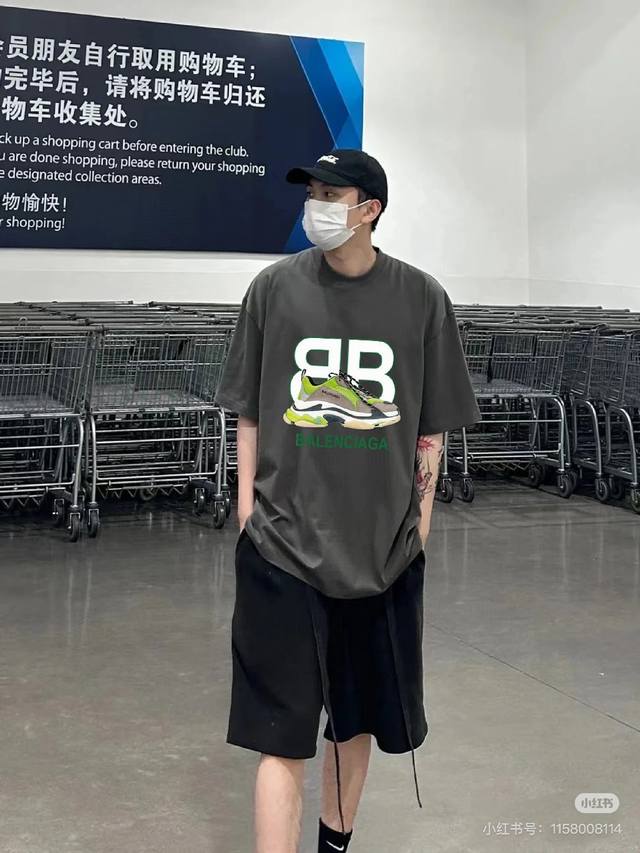 款号A323# 巴黎世家Balenciaga专柜同步新款老爹鞋双B字母联名款男女情侣同款短袖T恤 本款采用客供精选纯棉面料，不起球不褪色不变形，采用230克纯棉