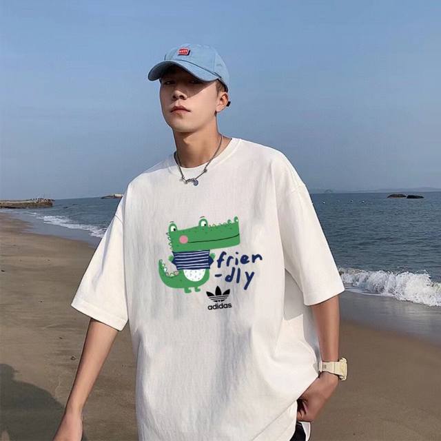 款号A320# 夏季新款卡通小恐龙印花纯棉圆领短袖，男女同款。 Ins 微博 小红书 高人气爆款，男生女生上身都超级Nice，采用240G精梳棉纯棉面料，手感亲