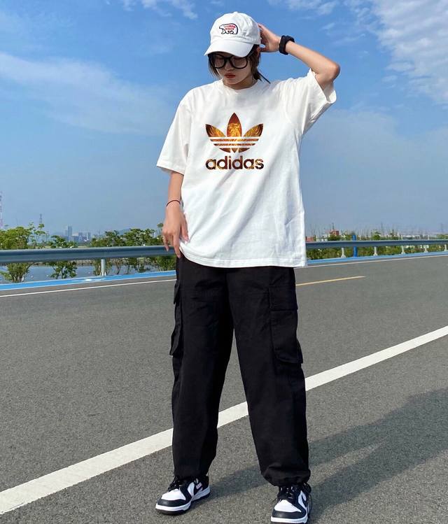 款号A294# 上新！Adidas阿迪达斯三叶草元素碰撞，超级吸睛！ 情侣款圆领短袖T恤，全部采用上等原料，质感好颜色鲜明！ 这种款式上身回头率超高！基础款的圆