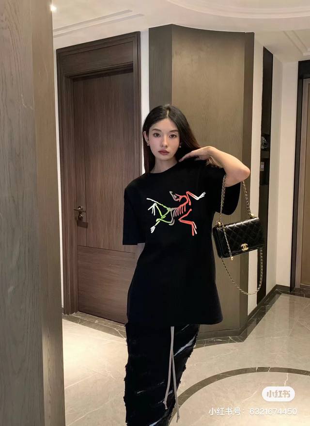 款号A257# 品名: Arcteryx 始祖鸟 夏季新款250克双纱，时尚港风圆领印花休闲短袖T恤衫，男女同款上衣 颜色黑白 码数 M L Xl Xxl 胸围