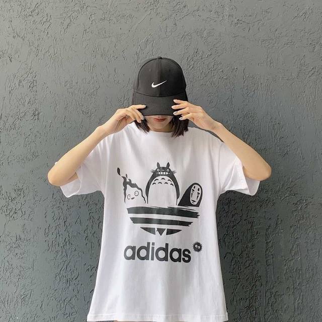款号A246# 阿迪达斯联名龙猫三叶草情侣款 Adidas阿迪达斯 联名龙猫三叶草情侣款短袖T恤 经典完美结合，胸前龙猫三叶草印花，极简风格上身非常醒目亮丽！