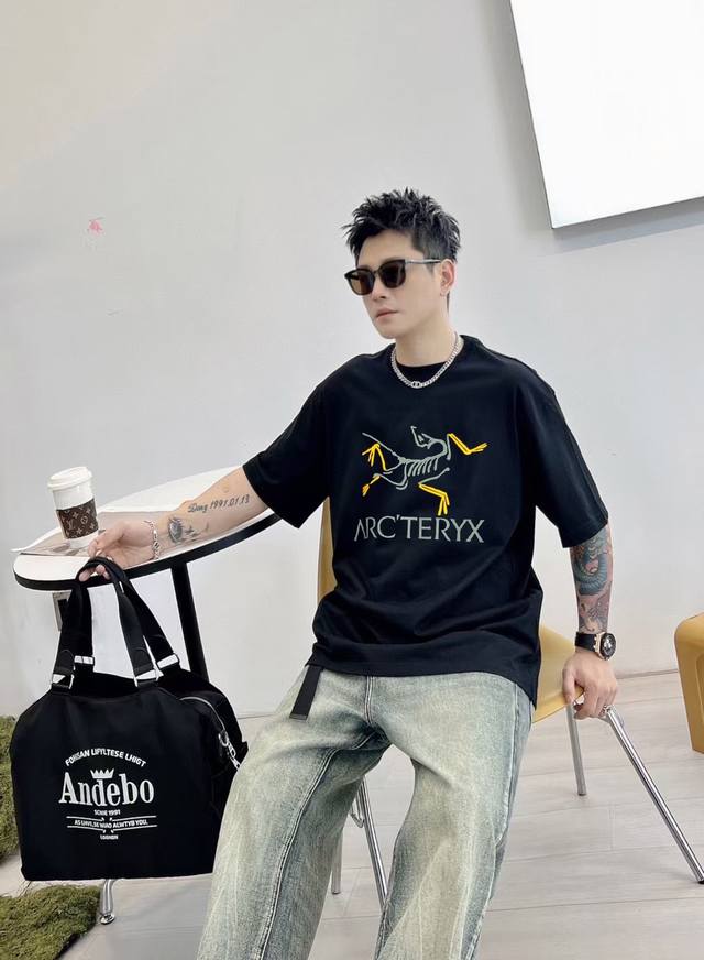 A232# 始祖鸟 2025早春新款首发专柜最新款短袖圆领T恤 高端订制 设计前卫时尚！高端定制高支棉面料.手感柔软.穿着舒适.专柜级别精致车线.做工精细.上身