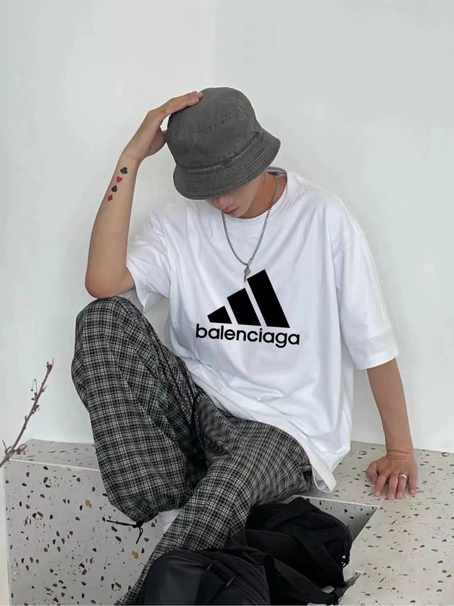 款号A218# Balenciaga巴黎世家Balenciaga Adidas 男士宽松短袖T定制精梳棉，上身有型！倍有质感！定制螺纹，永久不变形，三针五线做工