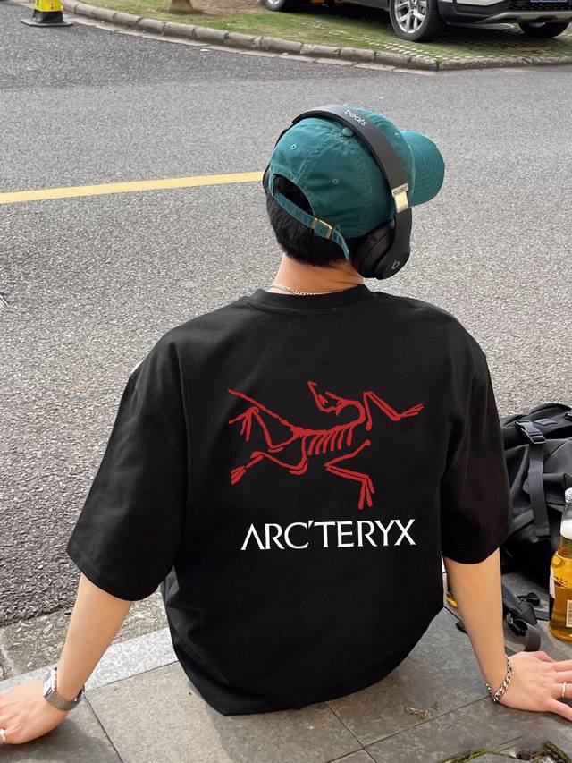款号A211# Arc'teryx始祖鸟最新款印花大Logo字母男女情侣同款短袖T恤 采用240克定制精梳纯棉，领口定制螺纹不变形，三针五线做工，领口包包边条，