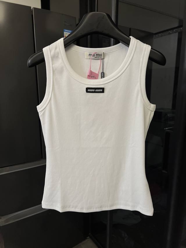 隔天 Miumiu 缪缪 25Ss 高版平纹弹力女款三色背心 白 Gw在售新款 轻盈弹性罗纹，平纹针织棉质背心 修身版型，标准长度，大圆领， 明星同款 正面饰以