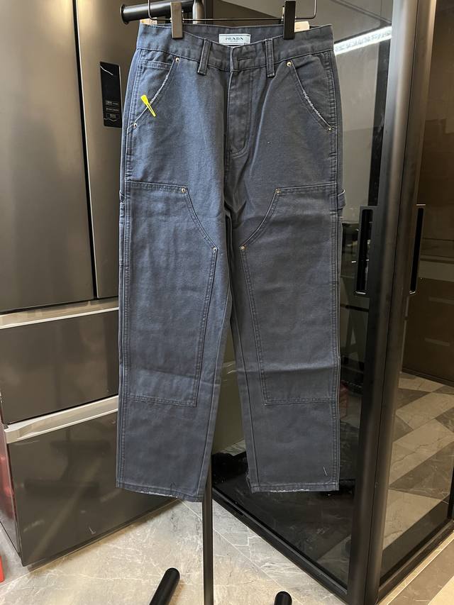 隔天 Prada 普拉达 25Fw 法工伐木牛仔裤 藏蓝 定制定染斜纹牛仔面料斜纹织法让布料更结实、耐穿，同时保持柔软舒适的穿着感。布料的纹理细腻，略带光泽，既
