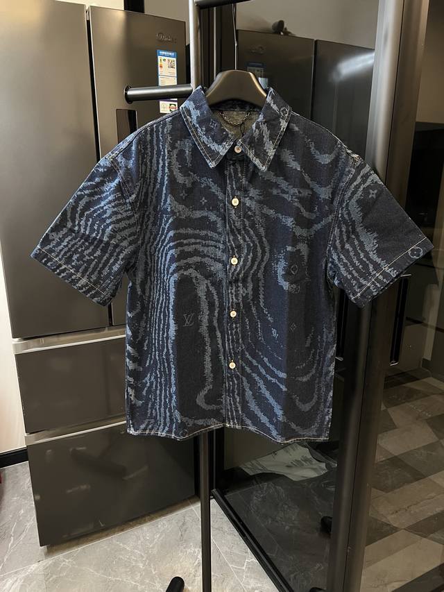 隔天 Louis Vuitton 路易25Fw 蓝波激光暗纹牛仔短袖衬衫 蓝-另有配套短裤 原B购入，原版材质高订牛仔面料采用480G牛仔布，每一件都必须洗水，