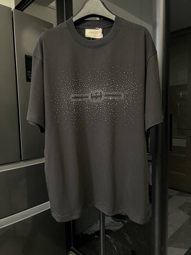 隔天 Gucci 古驰 25Ss 烫钻Logo男女短袖T恤 黑 高版本 重磅克重260G纯棉双纱面料 螺纹定织定染通肩拉条工艺增加衣物清洗寿命 触感舒适 品质上