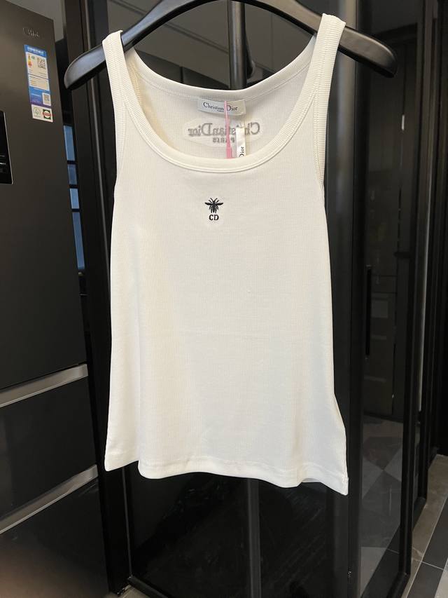 隔天 Dior 迪奥 25Ss 迪家 小蜜蜂针织平纹背心 白-女款 Gw在售款 罗纹棉质，平纹针织面料 正面饰以经典的同色调小蜜蜂刺绣和 Cd 标志，搭配细肩带