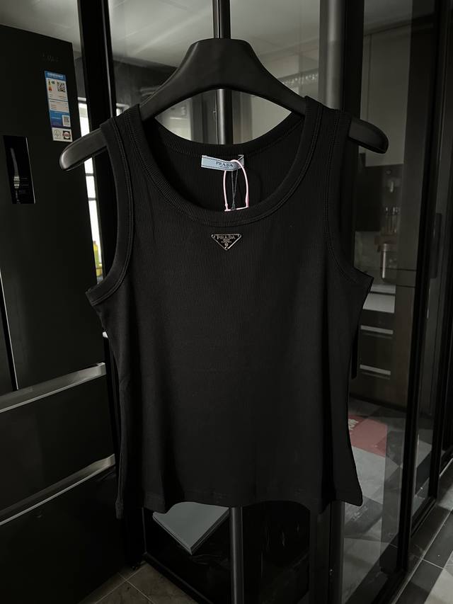 隔天 Prada 普拉达 25Ss 胸口金属三角标Logo无袖背心 黑-女款 Gw在售新款 轻盈弹性罗纹，平纹针织棉质背心 修身版型，标准长度，大圆领， 明星同