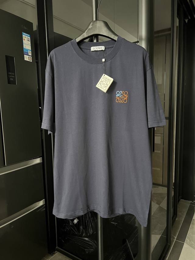 隔天 Loewe 罗意威 25Ss 撞色Logo刺绣短袖 藏青 简约清新风格，彰显出高品格的气质， 采用260G 32织双纱面料，面料厚实柔软亲肤， 松软细腻着