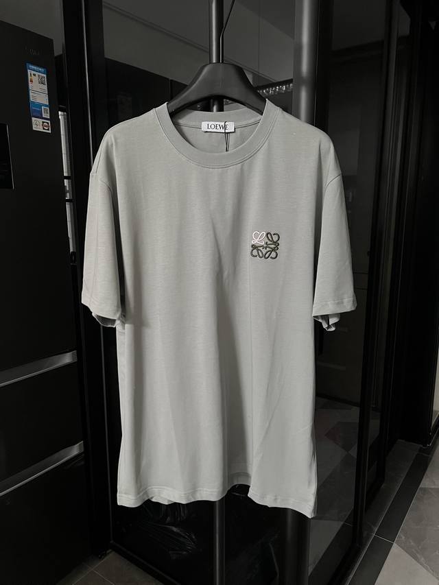 隔天 Loewe 罗意威 25Ss 撞色Logo刺绣短袖 灰色 简约清新风格，彰显出高品格的气质， 采用260G 32织双纱面料，面料厚实柔软亲肤， 松软细腻着