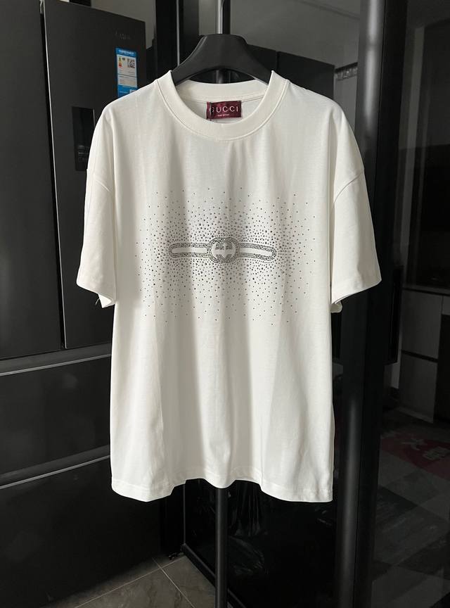 隔天 Gucci 古驰 烫钻Logo男女短袖T恤 白 面料定织订染版型无差。32支精梳棉针织棉布，260克重棉单面，紧密赛络纺织造，跟以往的款式相比面料做了改变