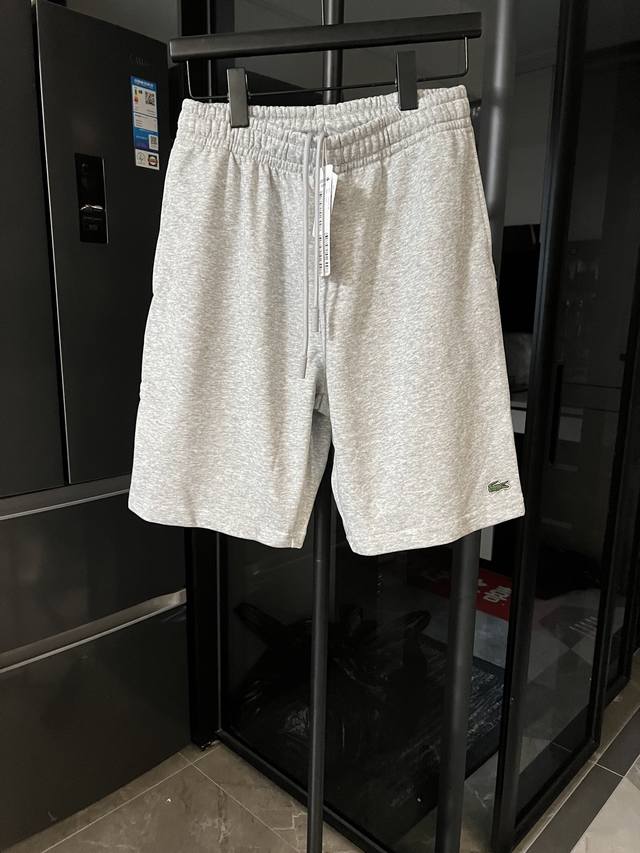 隔天 Lacoste 法国鳄鱼 1:1经典款刺绣小标短裤 灰色 贸易公司原单，出口韩国！最大码200斤无压力！ 说实话像这种短裤，出镜率是极高的，夏天就需要准备