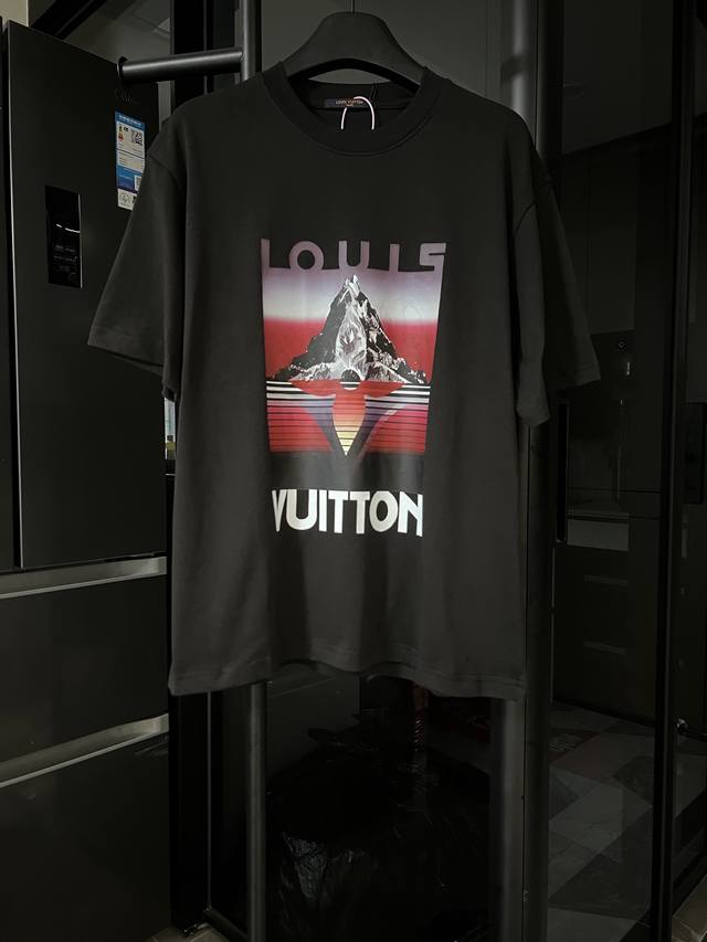 隔天 Louis Vuitton 路易威登 25Ss 驴家雪山高山霓虹短袖 黑 重磅克重260G纯棉双纱面料 螺纹定织定染通肩拉条工艺增加衣物清洗寿命 触感舒适